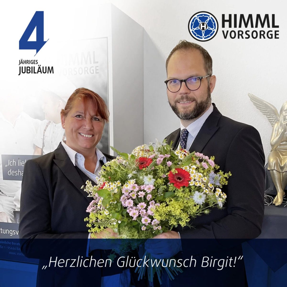 Vorsorgemitarbeiterin Birgit Sahrmann wird zum Jubiläum gratuliert