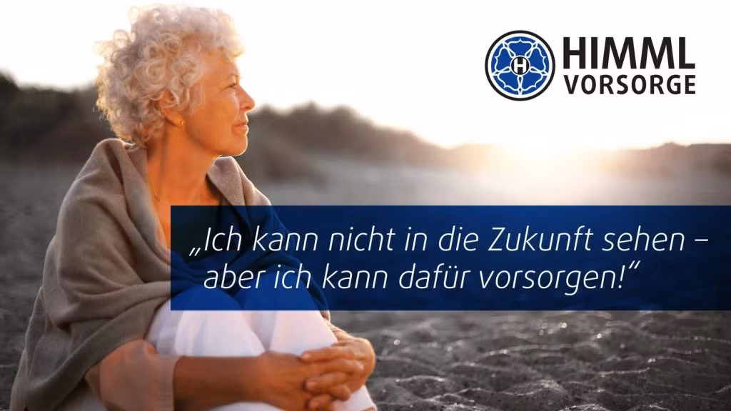 Eine ältere Frau mit lockigem weißem Haar sitzt bei Sonnenuntergang nachdenklich an einem Sandstrand und hält wichtige Dokumente in der Hand. Der Text lautet: "Ich kann nicht in die Zukunft sehen - aber ich kann dafür vorsorgen!" und das Logo HIMML VORSORGE erscheint in der oberen rechten Ecke.