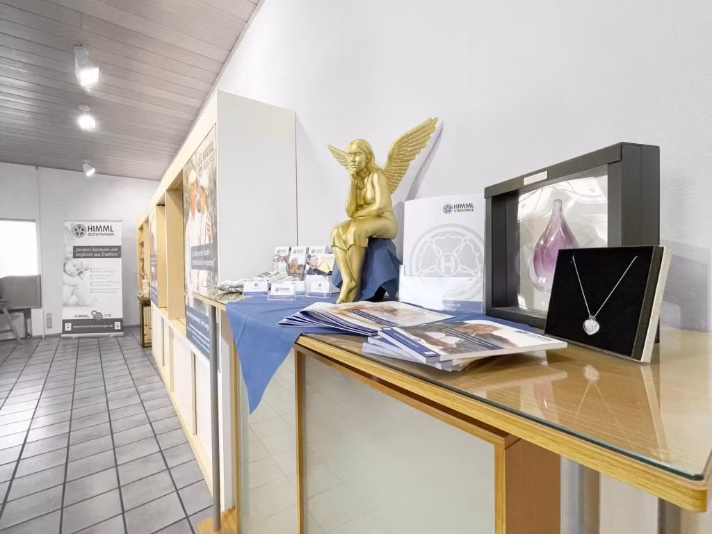 HIMML VORSORGE Büro Innenansicht mit Statue eines goldenen Engels