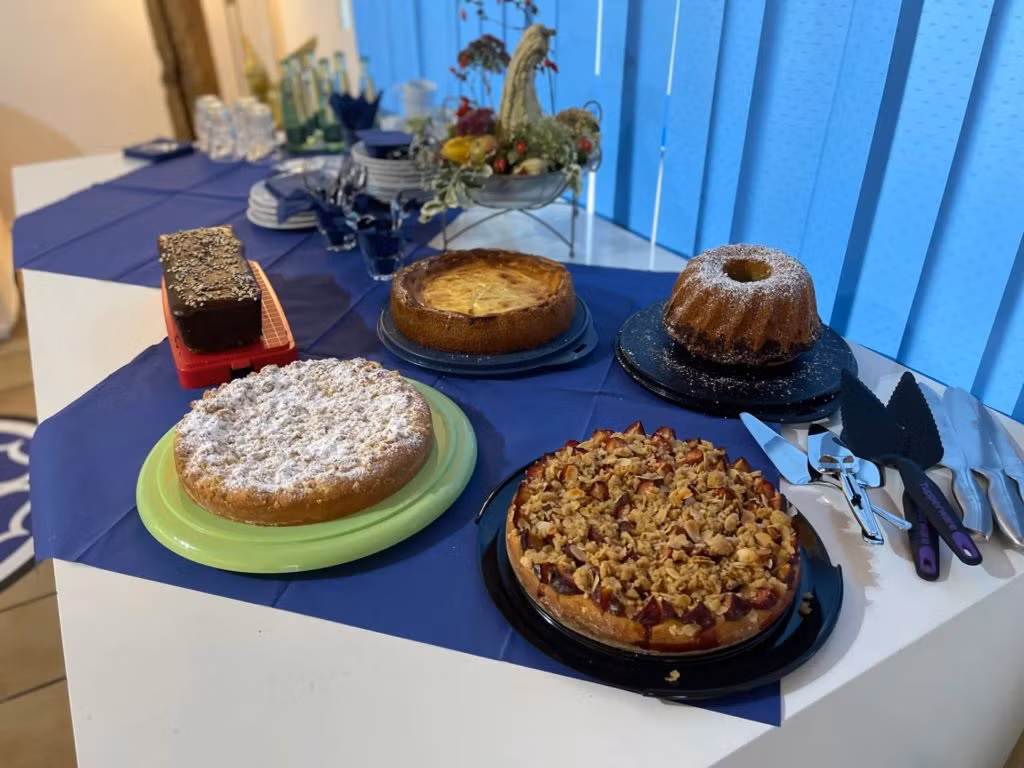 Buffet von selbst gebackenen Kuchen beim HIMML VORSORGE Café