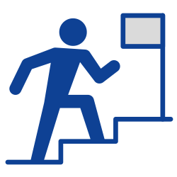 Ein blaues Strichmännchen steigt eine Treppe hinauf zu einem rechteckigen Schild. Die Figur ist in Bewegung dargestellt, was auf einen Fortschritt oder eine Aufwärtsbewegung hindeutet.