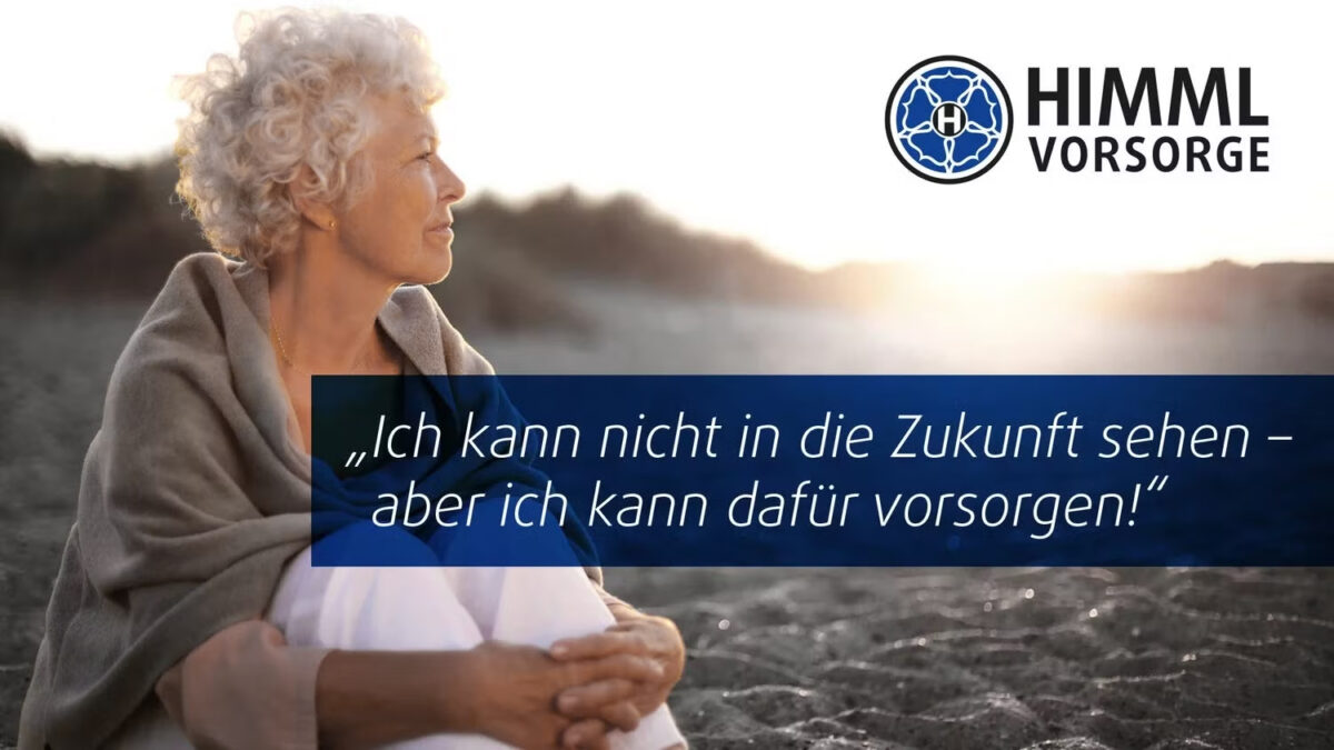 Eine ältere Frau sitzt bei Sonnenuntergang am Strand und blickt nachdenklich in die Ferne. Der Text lautet: „Ich kann nicht in die Zukunft sehen – aber ich kann dafür vorsorgen!“, dazu ein Logo mit der Aufschrift „HIMML VORSORGE“.
